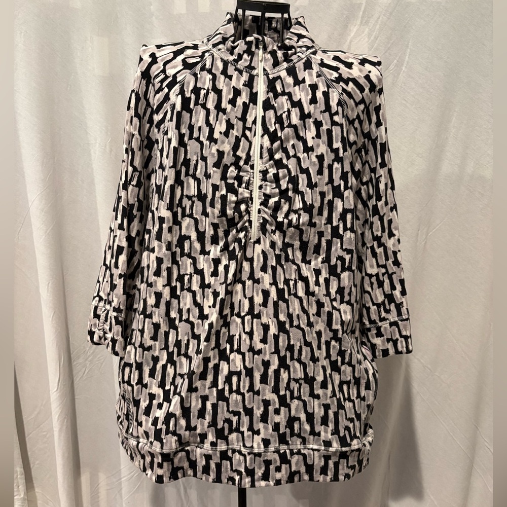 T by Talbots Monochrome 3/4 sleeve Abstract Top 2 X